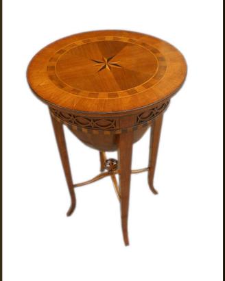 Tavolino da lavoro con piano intarsiato