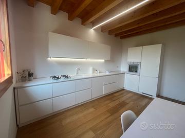 Cucina Scavolini con elettrodomestici, piano Okite