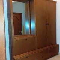 Armadio attaccapanni con specchio e cassetti 