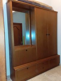 Armadio attaccapanni con specchio e cassetti 