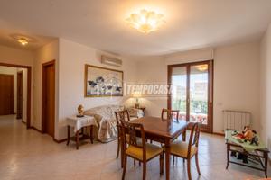 TRILOCALE CON POSTO AUTO E CANTINA