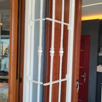 Finestra, scuroni e cancello