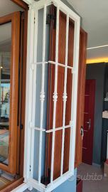 Finestra, scuroni e cancello