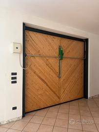 Porta basculante verde