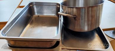 pentola e varie teglie in acciaio inox