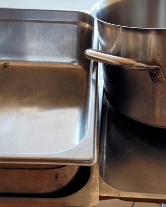 pentola e varie teglie in acciaio inox