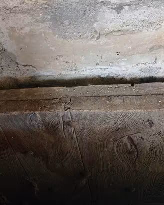portone antico in tavole di castagno