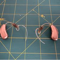 Apparecchio acustico retroauricolare ricaricabile