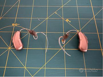 Apparecchio acustico retroauricolare ricaricabile