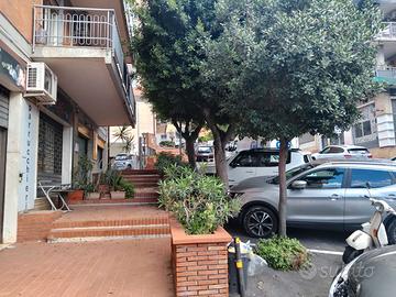 Bottega su strada due luci buone condizioni