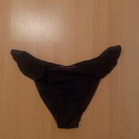 Costume nero con decorazione laterale