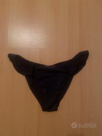 Costume nero con decorazione laterale