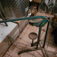 Tappatrice a colonna per tappi di sughero