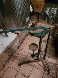 Tappatrice a colonna per tappi di sughero