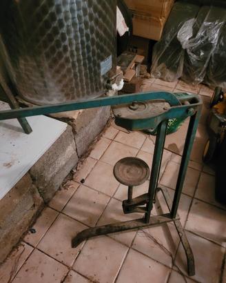 Tappatrice a colonna per tappi di sughero