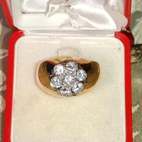 Anello con toppa di brillanti in oro giallo lucido