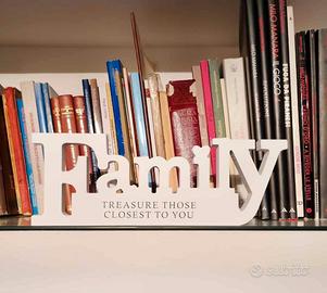 Scritta decorativa FAMILY in legno bianco  