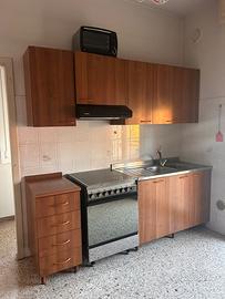 Cucina con forno e fornelli