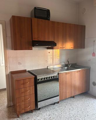 Cucina con forno e fornelli
