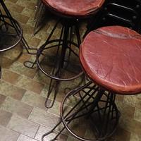 4 sgabelli con struttura in metallo 