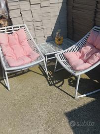 Due poltrone e tavolino moderno 