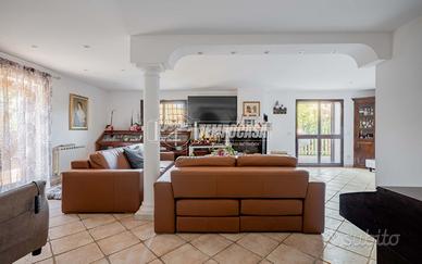 Villa Unifamiliare Con Piscina