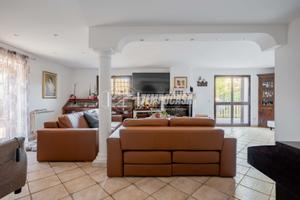 Villa Unifamiliare Con Piscina