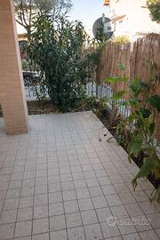 Trilocale con giardino privato 50 m. dal mare
