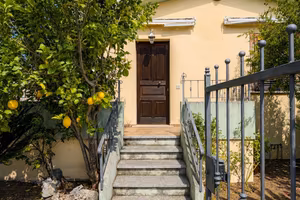 Villa libera su 3 lati con giardino