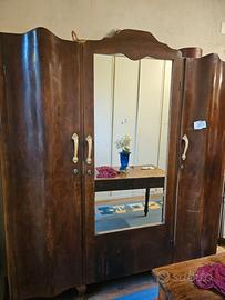 Armadio vintage in legno con specchio centrale