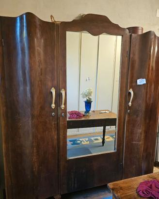 Armadio vintage in legno con specchio centrale