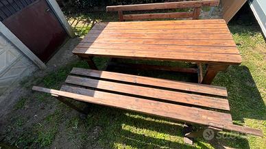 Tavolo in legno con panche