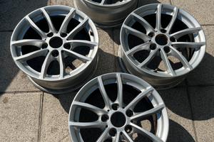 Quattro cerchi da 16 pollici BMW
