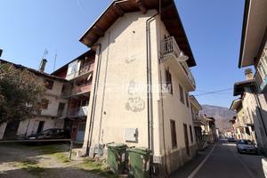 PORZIONE DI STABILE CON BOX, NEGOZIO E MONOLOCALE