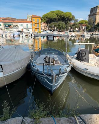 Barca da pesca in vetroresina