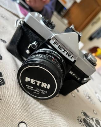 Macchina fotografica Petri a rullino