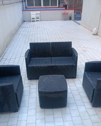 Set da terrazzo o giardino: poltrone e divano 