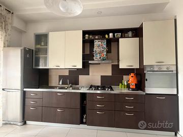 Cucina 330cm completa di frigo 60cm