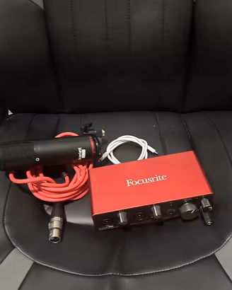 Scheda audio e microfono scarlett