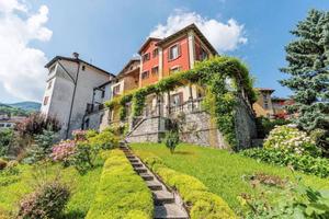 Villa di 315 m² con più di 5 locali e box auto a S
