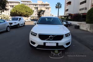 VOLVO XC40 MOMENTUM