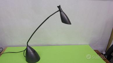 Lampada di design da scrivania o tavolo con solida
