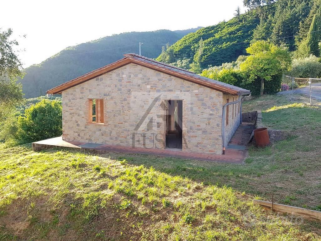 Rustico / Casale di 2610 m² con più di 5 locali a - Vista 2