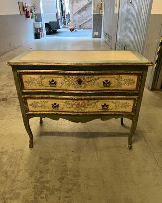 Credenza decorata