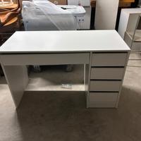 scrivania con cassetti