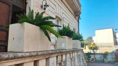 Pile e fioriere in pietra leccese