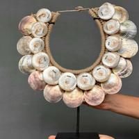 Ornamento decorativo , collana con conchiglie 