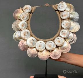 Ornamento decorativo , collana con conchiglie 