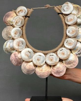 Ornamento decorativo , collana con conchiglie 