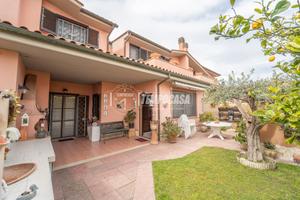 VILLA SU DUE LIVELLI CON GIARDINO E DOPPIO POSTO A